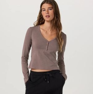 Vuori Long Sleeve Tuvalu Henley Size Medium Huckleberry